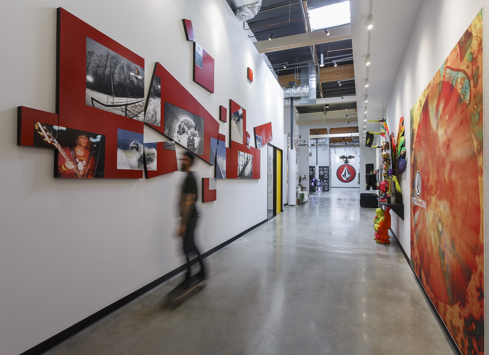 沖浪滑板極限服飾街牌volcom辦公室背景墻設計