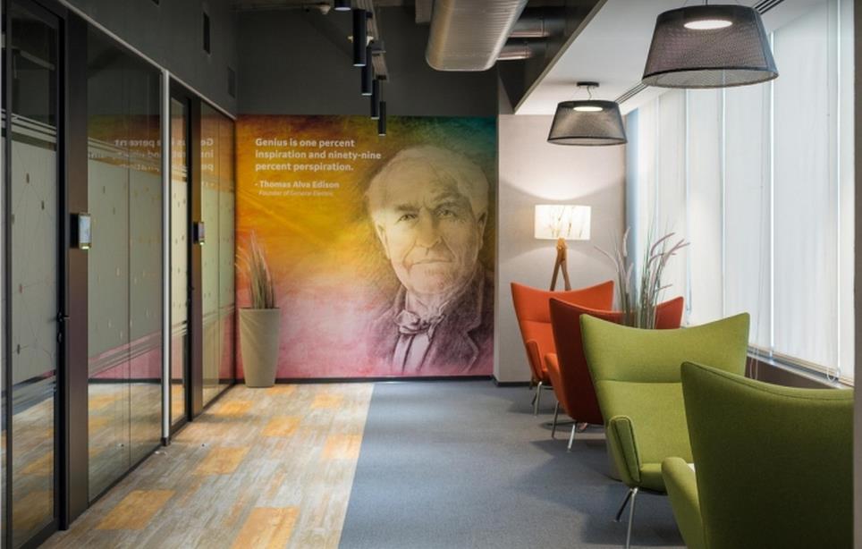 上海辦公室設(shè)計中普遍使用玻璃、不銹鋼