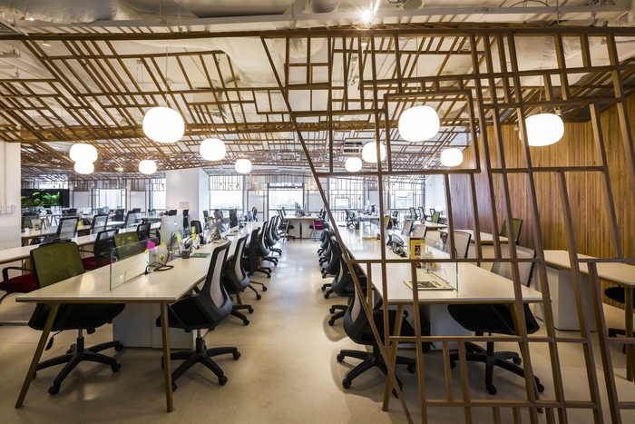 木質(zhì)架構(gòu)的現(xiàn)代風(fēng)辦公室設(shè)計