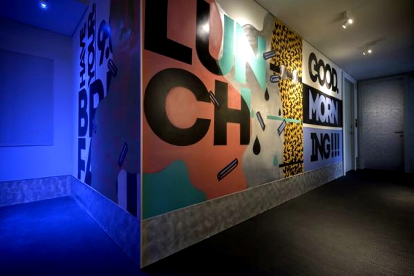 工業(yè)風(fēng)格的酒店辦公室設(shè)計和改造